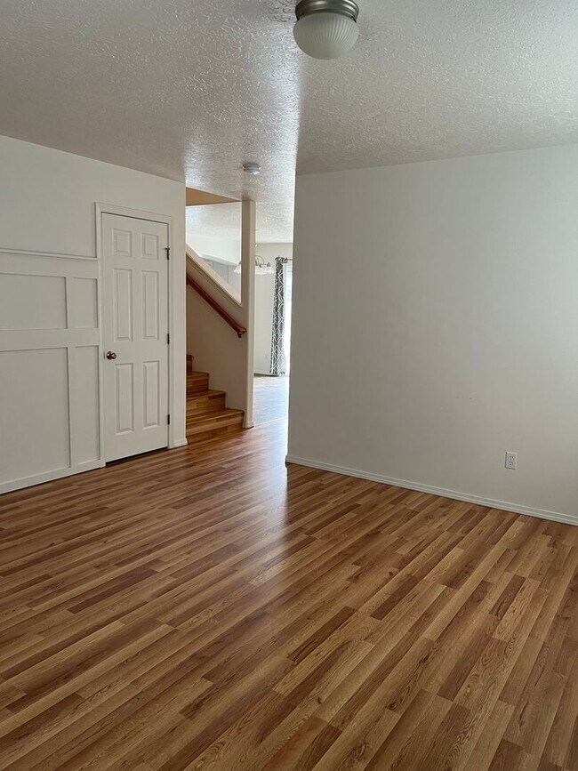 Foto del edificio - 4 bed 2.5 bath single family home in Nampa...