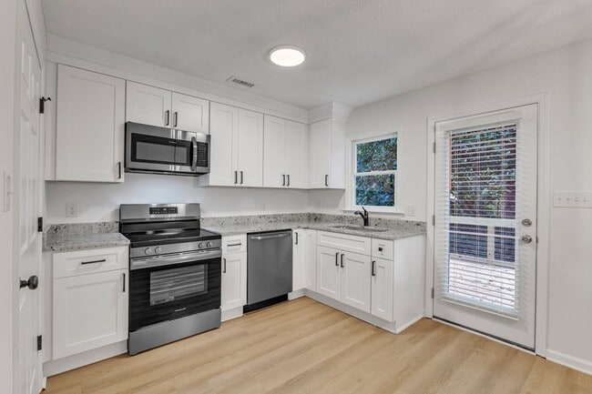 Building Photo - Fully Renovated Townhome - Downtown Wake Forest!