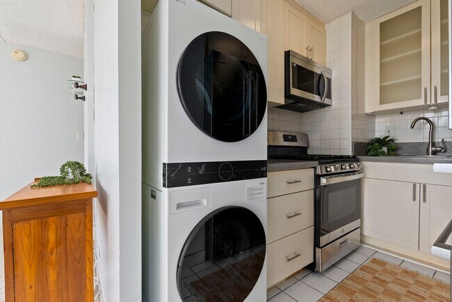 Foto del edificio - Punahou Pulelehua 2 Bedroom 1 Bathroom 1 Parking 7th Floor Condominium