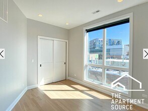 Building Photo - 1050 W Cornelia Ave