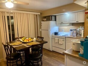 Building Photo - 571 Boxwood Dr