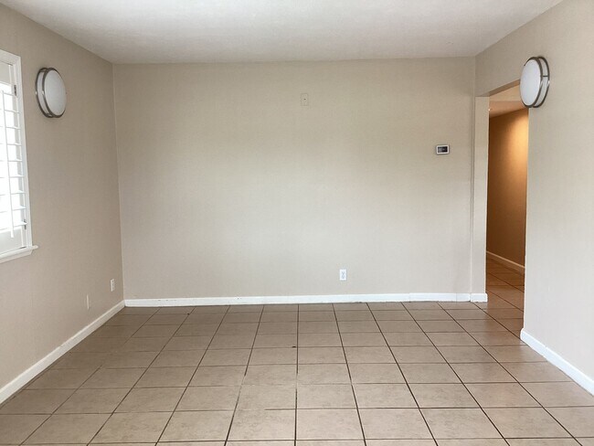 Building Photo - Cute 3 Bedroom, 1 Bath Home Near Downtown ...