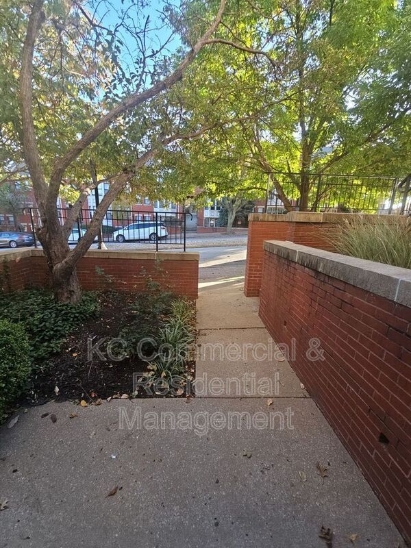 Building Photo - 530 W 10th St