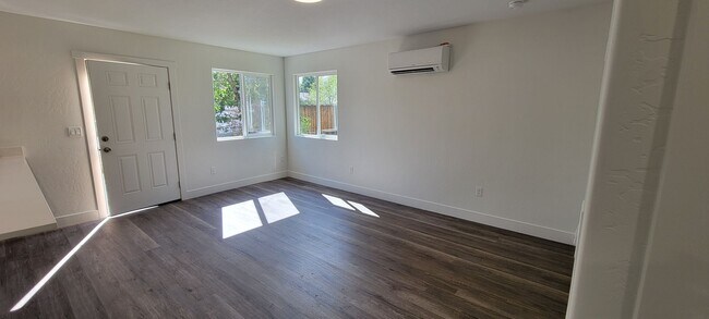 Foto del edificio - New Construction Walking Distance to CMU