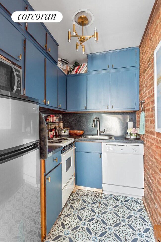 Building Photo - 223 W 14th St