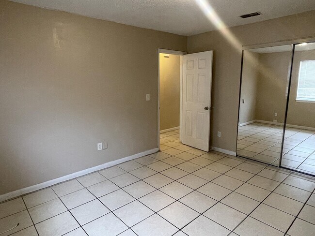 Building Photo - 4237 Moncrief Rd