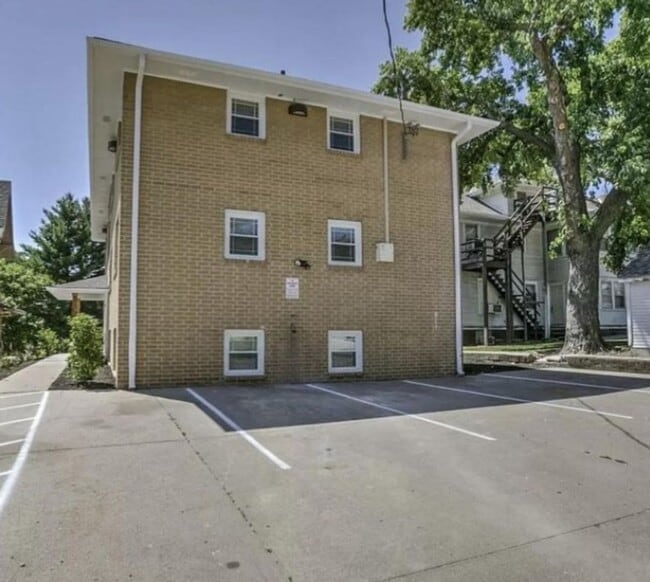 Building Photo - Newly Updated Two Bedroom Apartment!