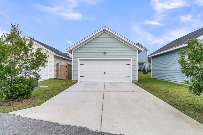 Building Photo - Beautifully Upgraded 3 Bedroom, 2.5 Bathro...