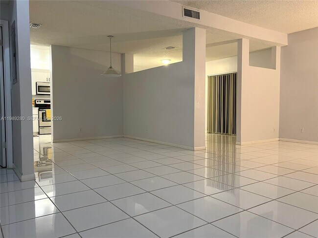 Foto del edificio - 543 Racquet Club Rd
