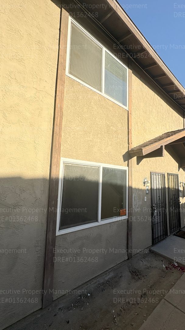 Foto del edificio - 2 bedroom 1.5 bathroom townhome near shopping centers and hospital! Located in the 93305 zip code...