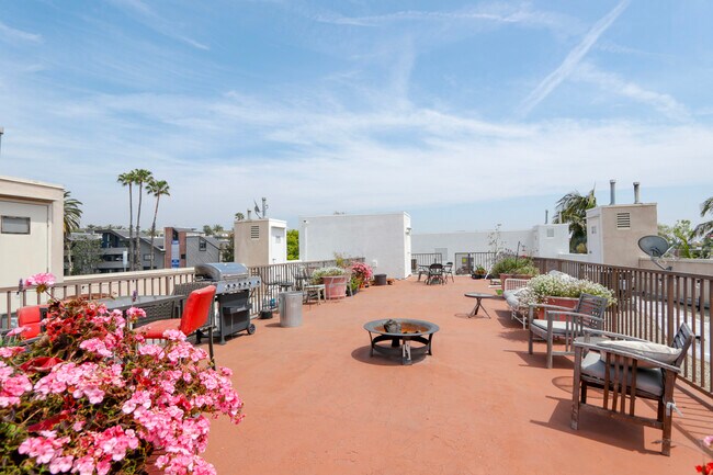 Building Photo - 1325 N Poinsettia Pl