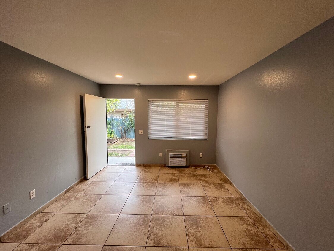 570 W Shamrock St Unit 572, Rialto, CA 92376 Room for Rent in Rialto
