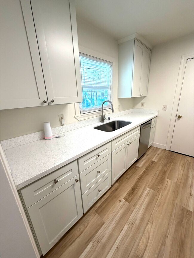 Building Photo - Cozy and quaint home in South Hagginwood!