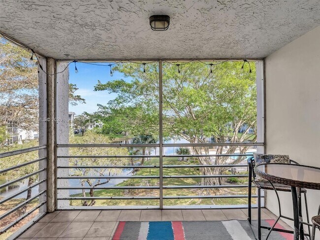 Foto del edificio - 9340 Lagoon Pl