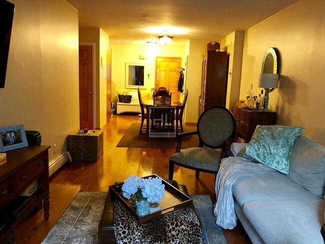 Building Photo - Super large 1 bedroom in Astoria