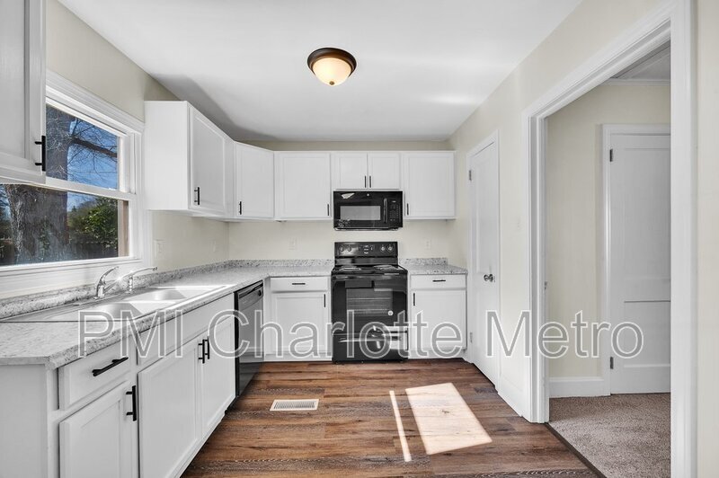 Primary Photo - 310 Graham St