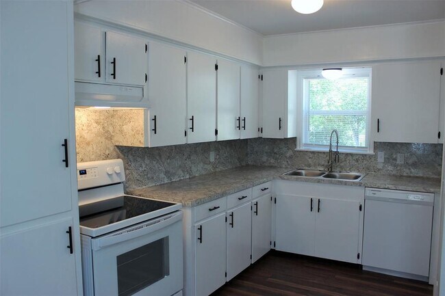 Building Photo - 2184 Main St