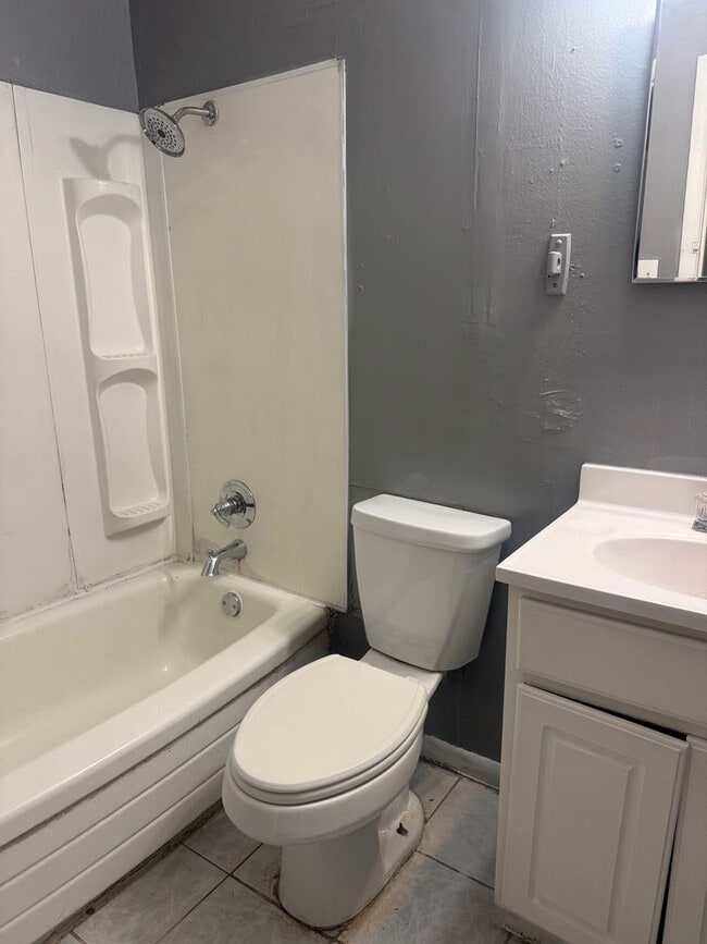 Building Photo - 611 N Mirror St