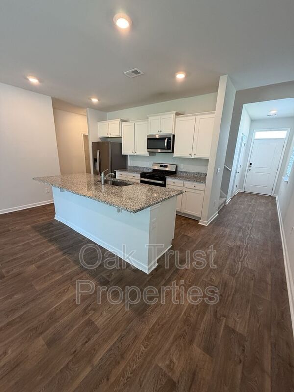 Building Photo - 600 Ladywood Dr