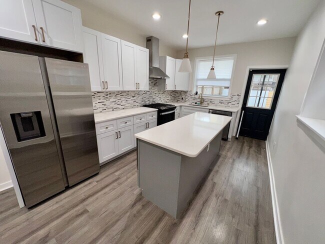 Building Photo - Newly Renovated 3-Bedroom Townhouse in Wes...