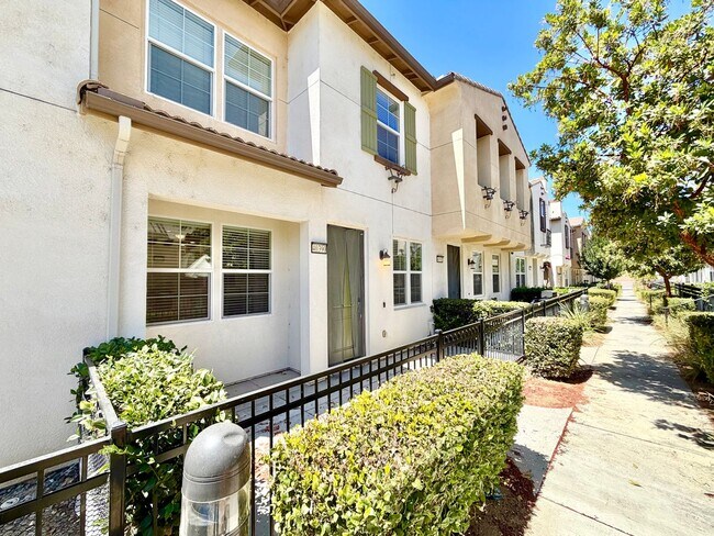 Foto del edificio - Move-In Ready 2 Bedroom 2.5 Bathroom Condo with LOFT & 2 Car Garage