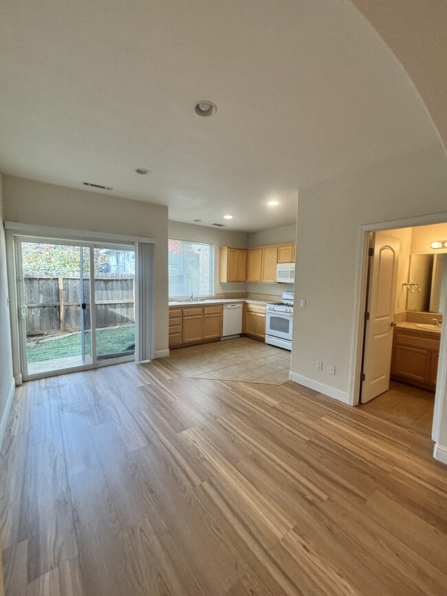 Building Photo - 114 Ironhorse Place