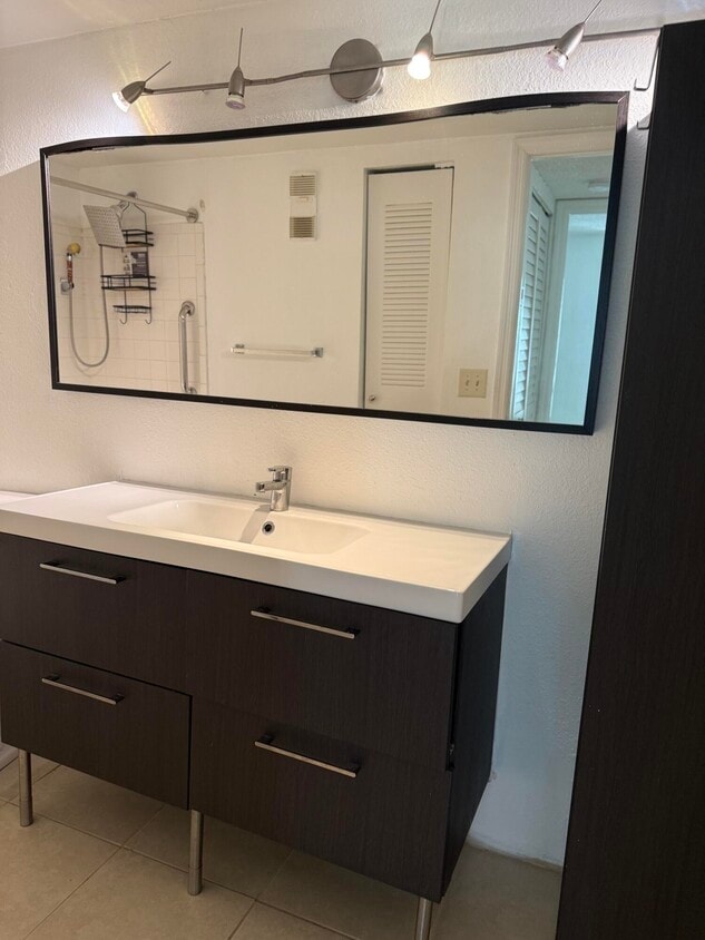 Foto principal - 1401 Village Blvd