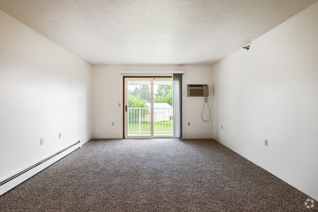 2BR, 1BA - 950SF - Living Room - Culver Estates Apartments
