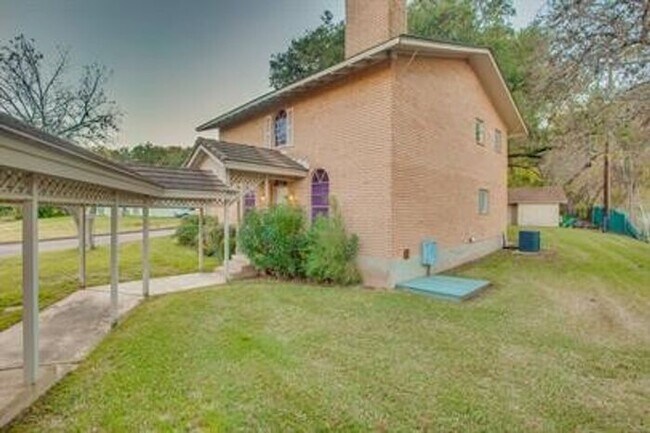 Building Photo - 3007 Westlake Drive Unit B