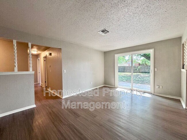 Foto del edificio - 5401 S. Huddleston Dr.