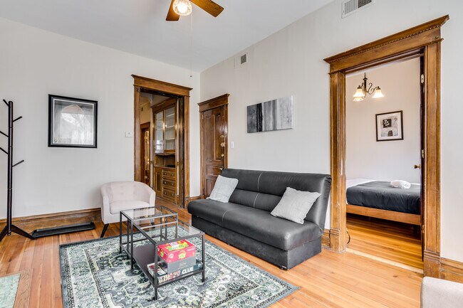 Sala de estar - 1648 N Oakley Ave