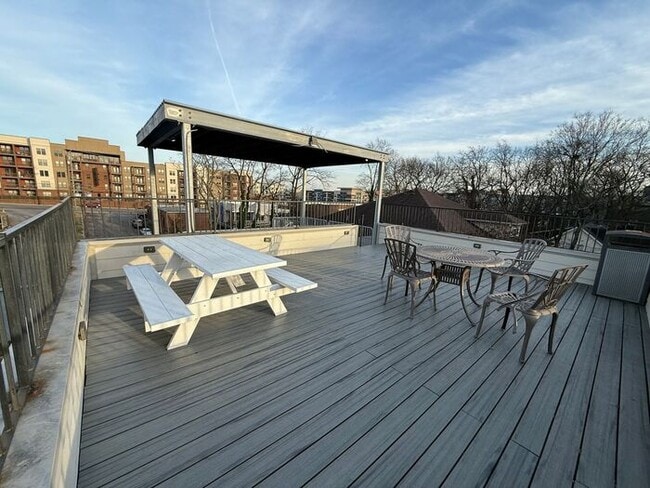 Foto del edificio - Modern 1 Bedroom Condo in the Heart of Melrose