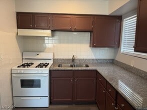 Building Photo - 4360 Twin View Cir