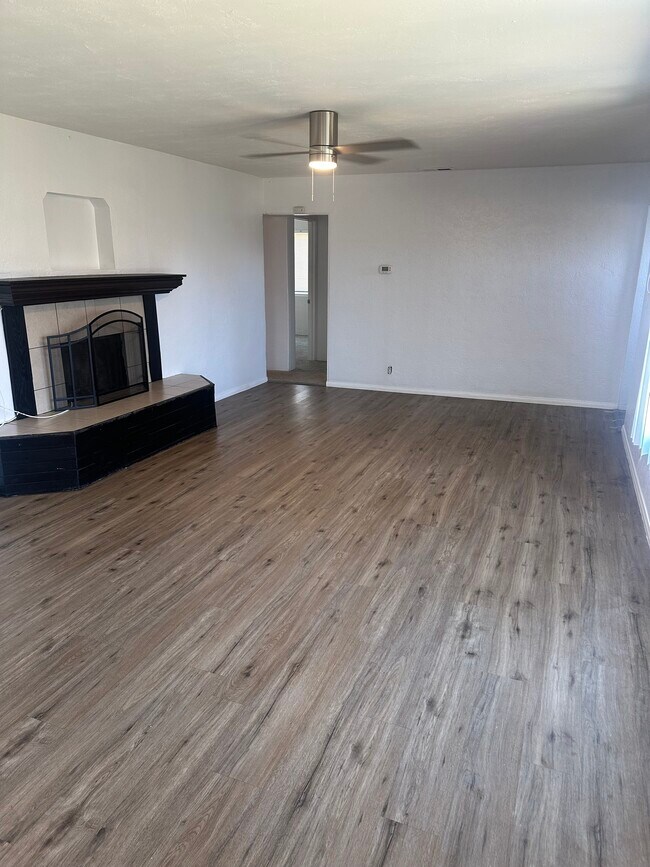 Building Photo - 1690 Glencoe Dr