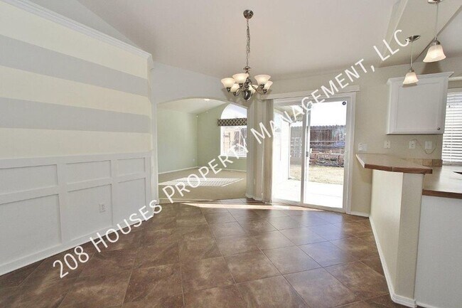 Building Photo - Immaculate Single-Level Home