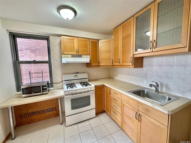 Foto del edificio - 61-20 Grand Central Pkwy
