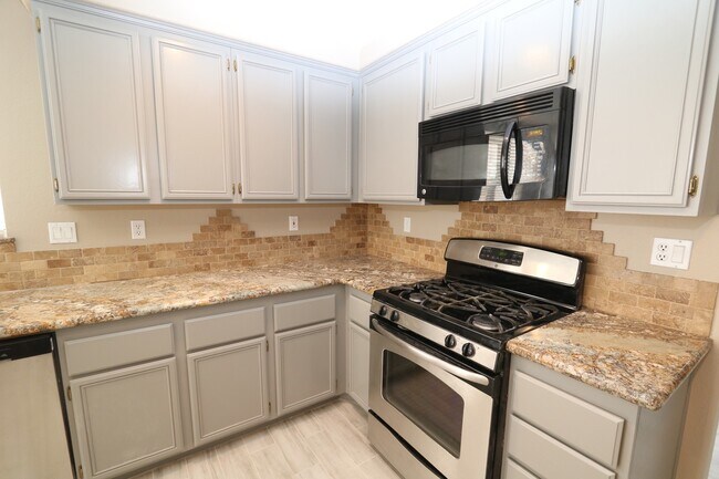 Building Photo - Beautiful 2 Story Home With Pool!!!