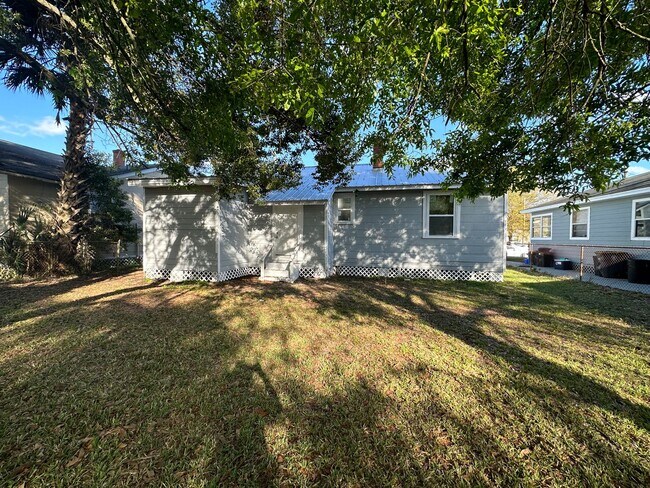 Building Photo - 3/1 Single Family home available now