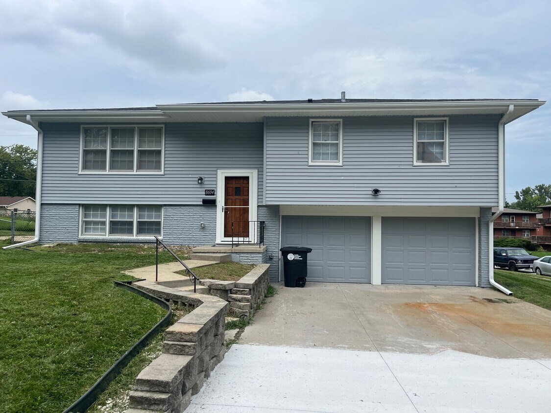 Foto principal - Four Bedroom For Rent!