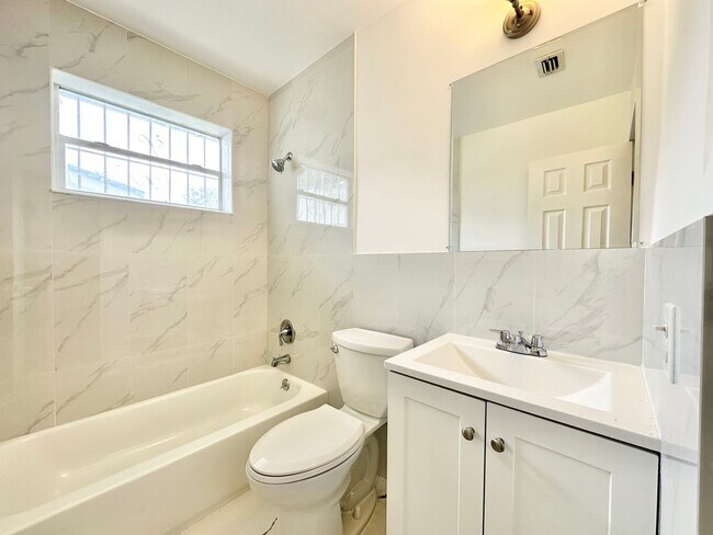 Foto del edificio - Freshly remodelled 2bed/1bath in a duplex ...