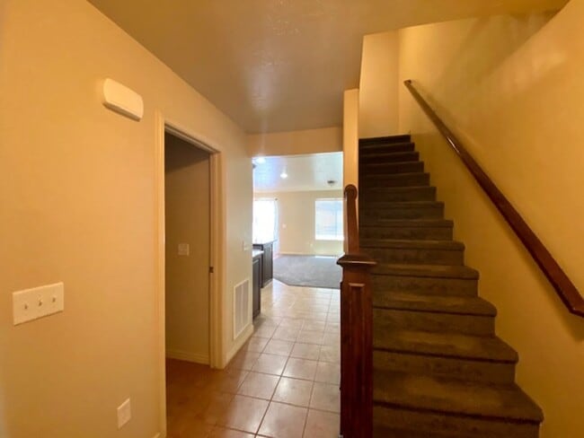 Building Photo - LARGE TOWNHOME AVAILABLE FOR RENT!