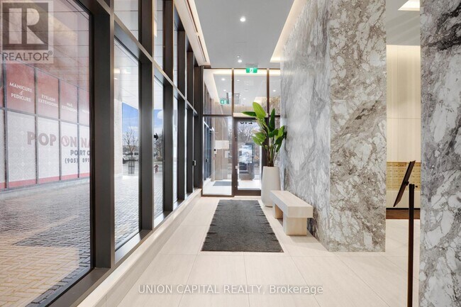 Photo du bâtiment - 215 Lakeshore Rd W