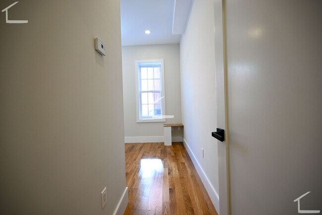 Foto del edificio - Gut Renovated - Steps to Tufts Medical - Now or 6/1/26!
