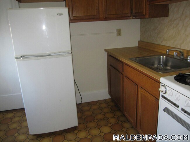 Building Photo - 349 Pleasant St