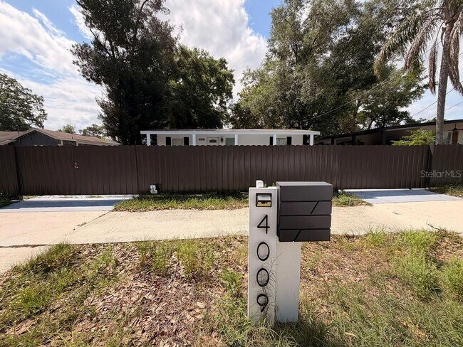 Building Photo - 4009 Deleuil Ave