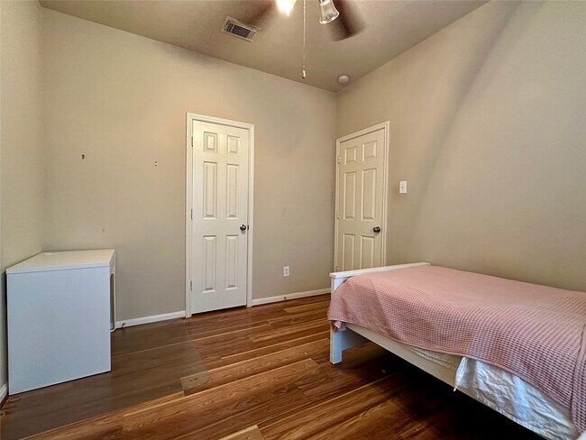 Building Photo - 26018 Trailcliff Ct