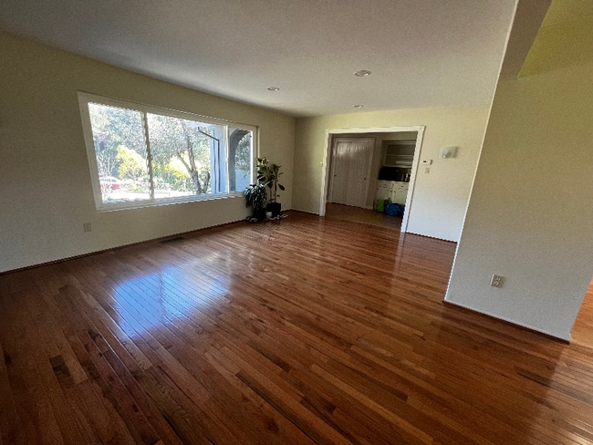 Building Photo - 2621 Hidden Valley Dr