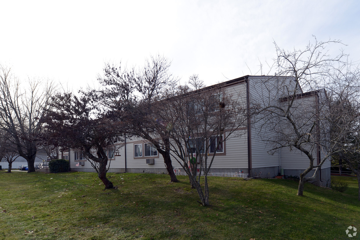 Building Photo - Maple Gardens II