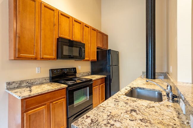 Interior Photo - 401 Brady St