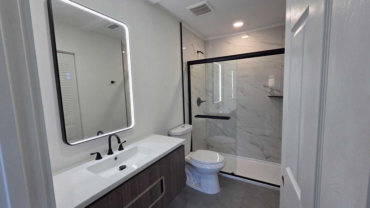Foto principal - 4002 Crockers Lake Blvd